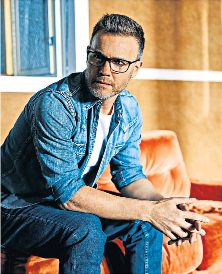 Garyismyhero's tweet photo. #whenSpecaverswasathing #lookatus #👓 #flashback @GaryBarlow #throwback #FBmemoryfromyesterday #flashbackFriday 

#7yearsago 
https://t.co/J4JoFao4jT https://t.co/Ytn5wjtFRp