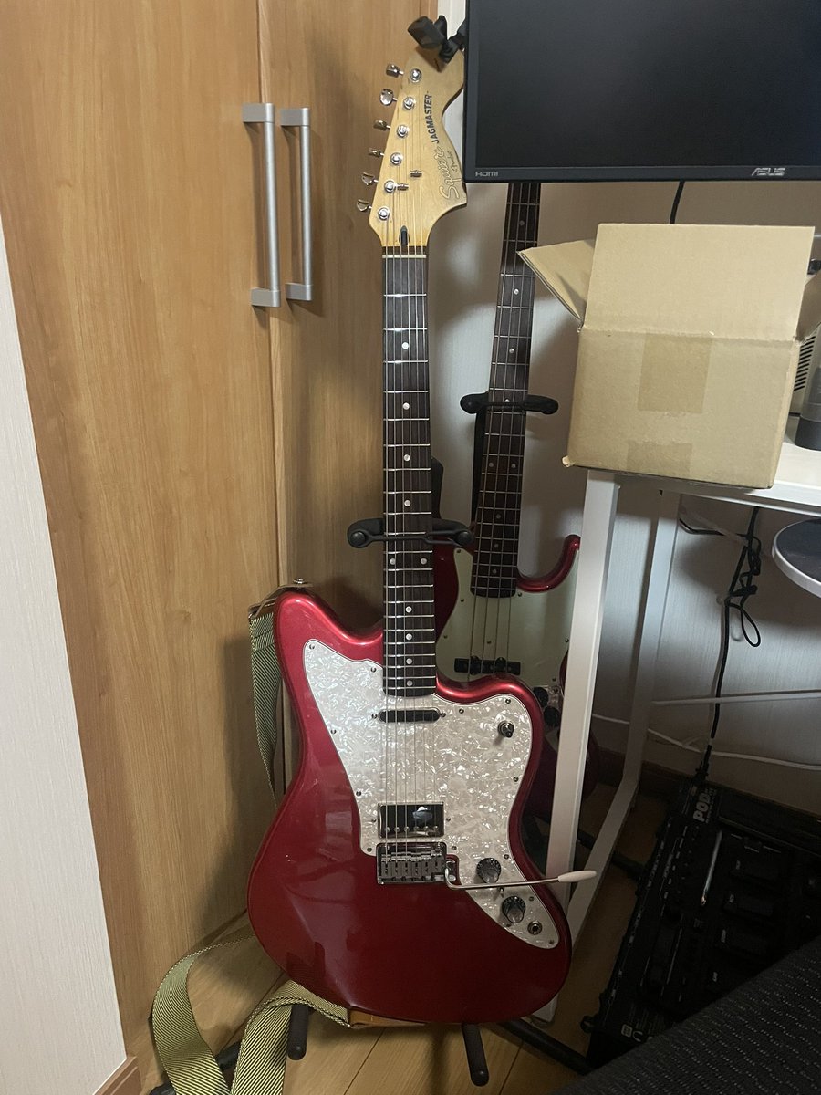 3.Squier Jagmaster 完全に見た目とショートスケールと言う事で購入。1