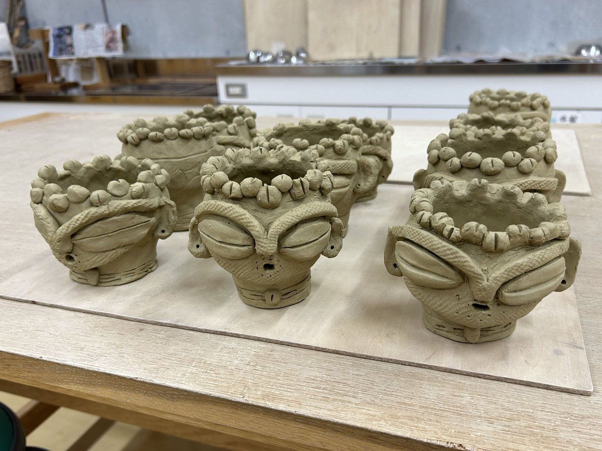 ＼縄文土偶作り教室／

3月7日(土) 9時30分〜12時

中居遺跡の重要文化財「遮光器土偶」を作る教室だるん♪
ご参加まってるるん♪

詳しくはHPへ▶︎ korekawa-jomon.jp/events/event/%…

#是川縄文館 #縄文 #土偶 #ワークショップ