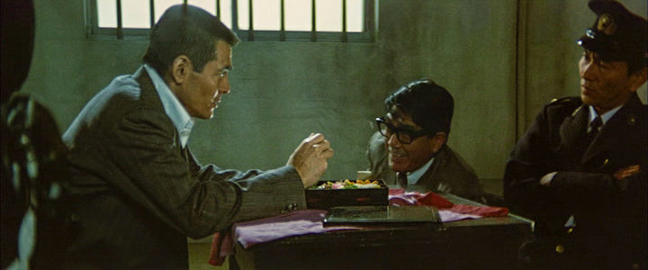 GS300S's tweet image. そっちらとは世界が別でェ！
知らん事には黙っとれやッ

#使いたくなるあのセリフ
#このシーンが神すぎて溺愛してる映画

差し入れを前に
若い衆は官弁で可哀想だと云われ
便乗した弁護士に
「ヤクザでエエ目見られるんは親分だけよ」
と詰られて
菅原文太サン演ずる組長は激昂します…