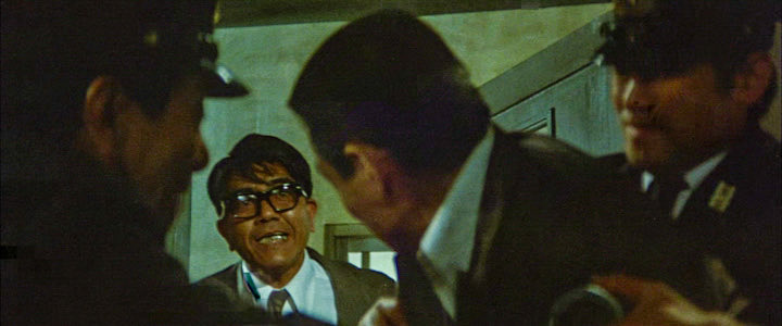 GS300S's tweet image. そっちらとは世界が別でェ！
知らん事には黙っとれやッ

#使いたくなるあのセリフ
#このシーンが神すぎて溺愛してる映画

差し入れを前に
若い衆は官弁で可哀想だと云われ
便乗した弁護士に
「ヤクザでエエ目見られるんは親分だけよ」
と詰られて
菅原文太サン演ずる組長は激昂します…