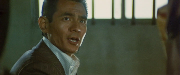 GS300S's tweet image. そっちらとは世界が別でェ！
知らん事には黙っとれやッ

#使いたくなるあのセリフ
#このシーンが神すぎて溺愛してる映画

差し入れを前に
若い衆は官弁で可哀想だと云われ
便乗した弁護士に
「ヤクザでエエ目見られるんは親分だけよ」
と詰られて
菅原文太サン演ずる組長は激昂します…