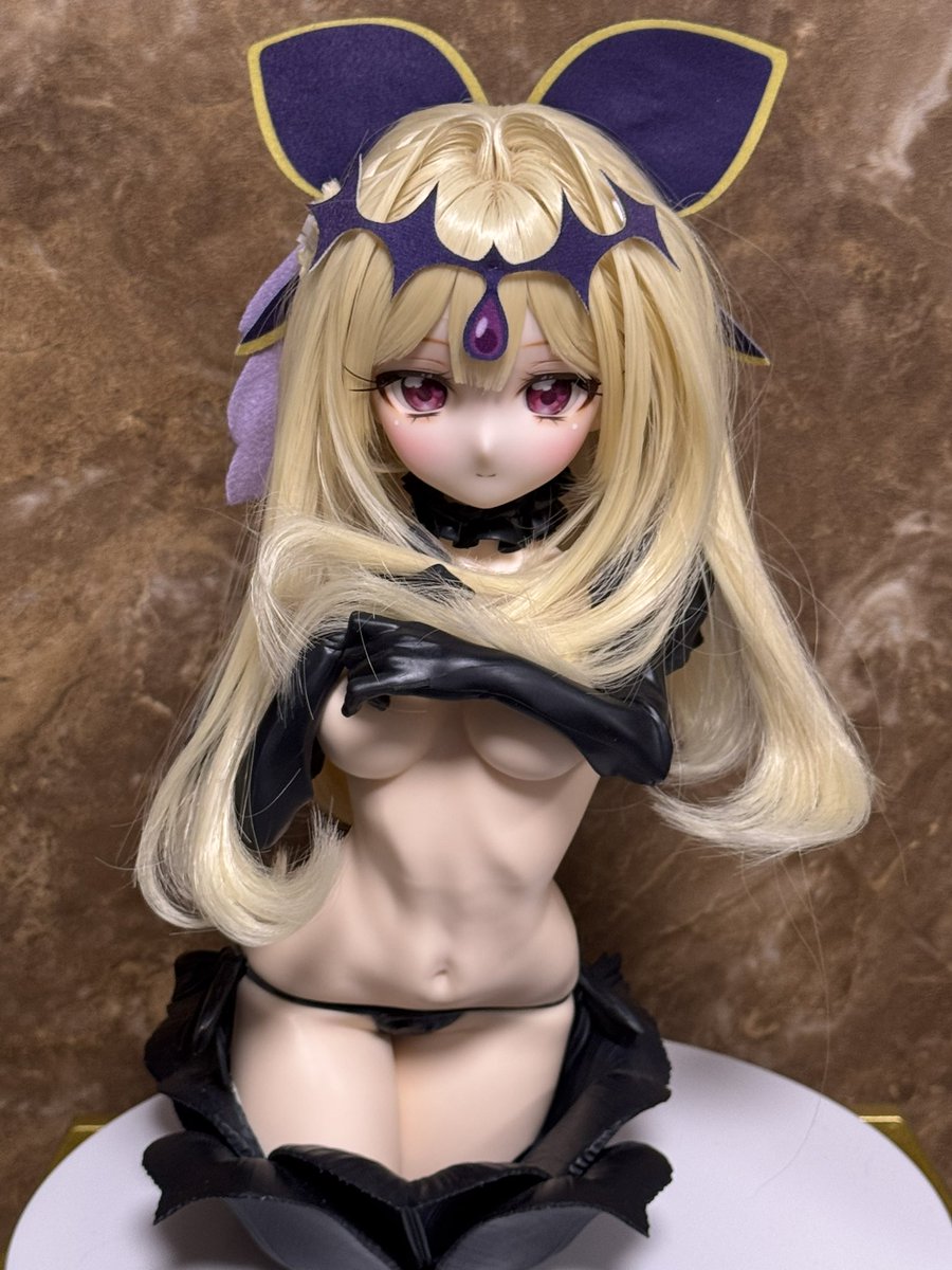 キュアアルカナシャドウさんの制作中ドール。
コスチュームオーダー完成ががまだまだ先だからとりあえずぬいぐるみからの移植でなんちゃってヘッドドレスを付けてみた。😣ぬいぐるみ製だからあくまで雰囲気だけ。髪型も細部が全然違うから早くウイッグも出来て欲しい
(≧w≦;)。 