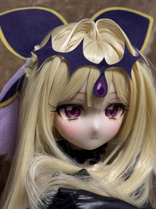 キュアアルカナシャドウさんの制作中ドール。 コスチュームオーダー完成ががまだまだ先だからとりあえずぬいぐるみからの移植でなんちゃってヘッドドレスを付けてみた。ぬいぐるみ製だからあくまで雰囲気だけ。髪型も細部が全然違うから早くウイッグも出来て欲しい (≧w≦;)。