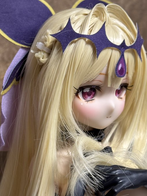 キュアアルカナシャドウさんの制作中ドール。
コスチュームオーダー完成ががまだまだ先だからとりあえずぬいぐるみからの移植でなんちゃってヘッドドレスを付けてみた。😣ぬいぐるみ製だからあくまで雰囲気だけ。髪型も細部が全然違うから早くウイッグも出来て欲しい
(≧w≦;)。 