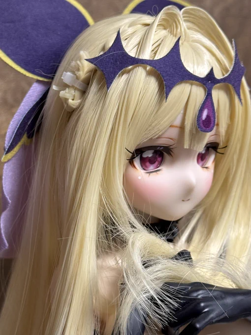 キュアアルカナシャドウさんの制作中ドール。 コスチュームオーダー完成ががまだまだ先だからとりあえずぬいぐるみからの移植でなんちゃってヘッドドレスを付けてみた。ぬいぐるみ製だからあくまで雰囲気だけ。髪型も細部が全然違うから早くウイッグも出来て欲しい (≧w≦;)。