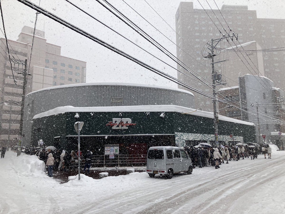 zaisatsu's tweet photo. 冬の北海道のライブハウスって過酷だなと、いつも入場整列の時に思います。
それがZepp規模になるとより…笑

学生の頃はよく半袖短パンで湯気出しながら冬道ダッシュしたものです🧖(1号) https://t.co/GxF0tAwJbc