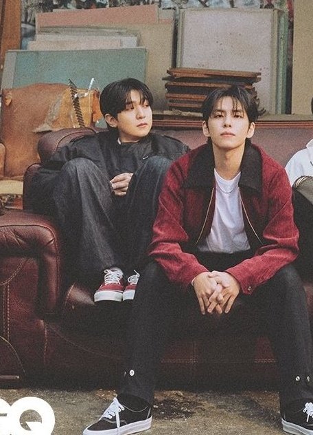 🐰 : Loh kamu kenal sama bang Sungjin?
🍀 : emmm (gugup)
🐻 : Kenal lah, orang kita mantanan.
🍀 : i-iya mas Sungjin mantan aku.
🐰 : Masih panggil mas?
🐻 : Panggil Sungjin aja, takut si batak cemburu kalau lu panggil mas.