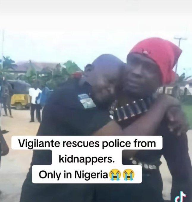 Vigilante rescue s police officer from kidnappers.
Police are not safe in Nigeria 😂