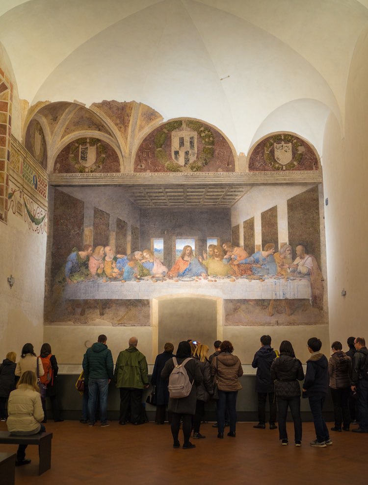 En 1495, el duque de Milán encargó a Leonardo da Vinci que pintara La última cena—un enorme mural de 4.6 m x 8.8 m— en el convento dominicano de Santa Maria delle Grazie, en Milán, como parte de un proyecto de renovación. A diferencia de otras representaciones de este tema,