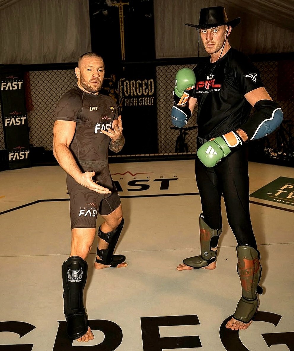 Conor McGregor with @eoinshero1🔥
Perfect preparation 🌟
<a href="/TheNotoriousMMA/">Conor McGregor</a>
📸:@eoinshero1
#conormcgregor #fightingmediaconcept #sparring #champion #mma