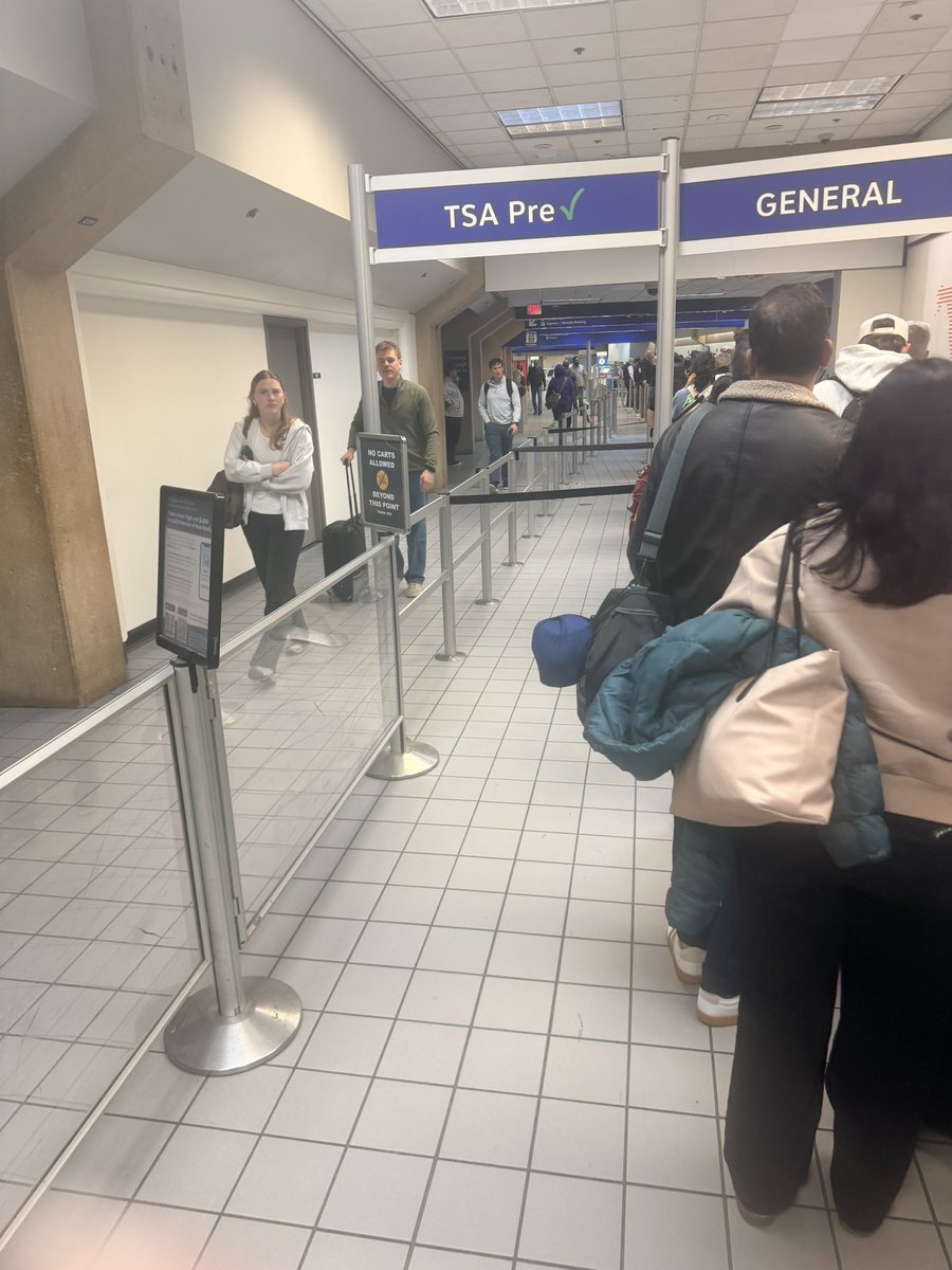 tamaraharp's tweet photo. @DFWAirport11 why is tsa precheck closed at 7pm? https://t.co/t7QGlLCUVn