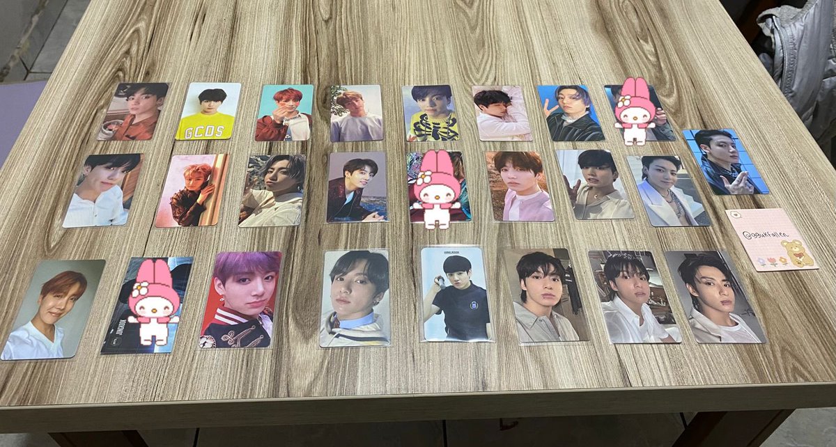 ggukfallen's tweet photo. ☆ VENDA ☆
-photocards jungkook e hoseok 
-regulares: R$45,00 + frete
-pvc golden: R$65,00 + frete
-regulares golden: R$30,00 + frete
-arminha: R$15,00 + frete 
-tenho feedbacks 
*obs: dentinho só sai com regular hoseok! https://t.co/QVE8ft8dit