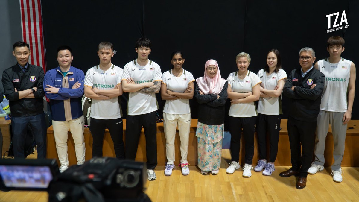 Selaku penaung Akademi Badminton Malaysia (BAM), saya telah hadir sendiri bagi mendengar taklimat dari pihak pengurusan dan Ahli Majlis BAM mengenai kemajuan program dan persediaan atlet negara kita terutama dalam menjulang kembali Piala Thomas 2026 yang dijadual akan berlangsung