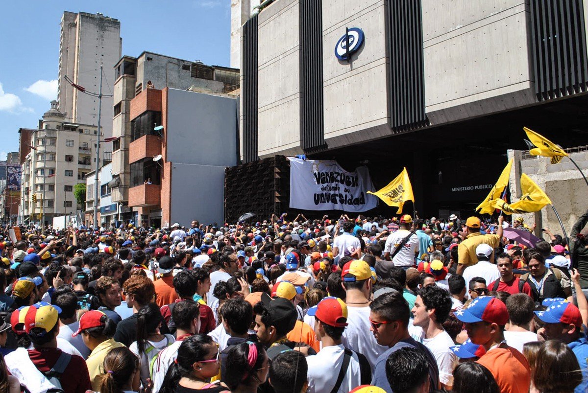 Dibversion's tweet photo. -Salí desde la UCV.
-Vi cómo cargaban el cuerpo de Bassil y los casquillos de las balas.
-Me refugié en el Metro, donde la policía nos gaseó y hasta lanzó una molotov dentro.
-Ayudé a rescatar a una señora mayor.
-Llegué a Chacao, donde seguí protestando por el asesinato de Bassil.
-Alrededor de las 8 de la noche un amigo y yo decidimos irnos porque en la noche salen las brujas.
-Nos despedimos de un chamo en la calle Elice y le dijimos que se cuidara.
-Al llegar a casa de mi amigo supimos que lo habían matado. El chamo era Robert Redman.
-Me desperté en la madrugada llorando por ambos.
-Seguí protestando durante el 2014, y durante el 2017, y durante el 2019 por quienes ya no pueden.

Ave atque vale, frateres.