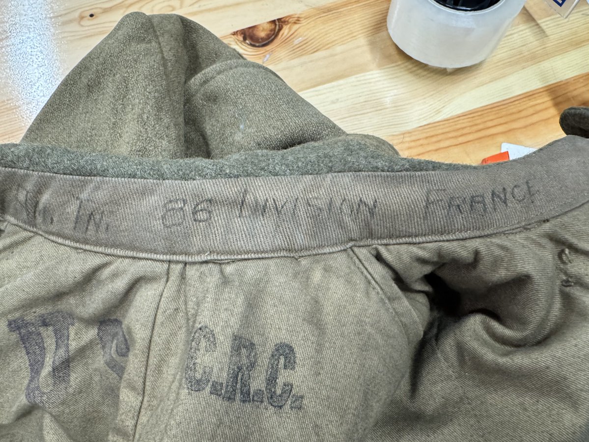 amerpipedream's tweet image. Found a named, unit marked WWI greatcoat in our latest batch of surp

This is the kind of stuff I LOVE, so I did some research 🧵
