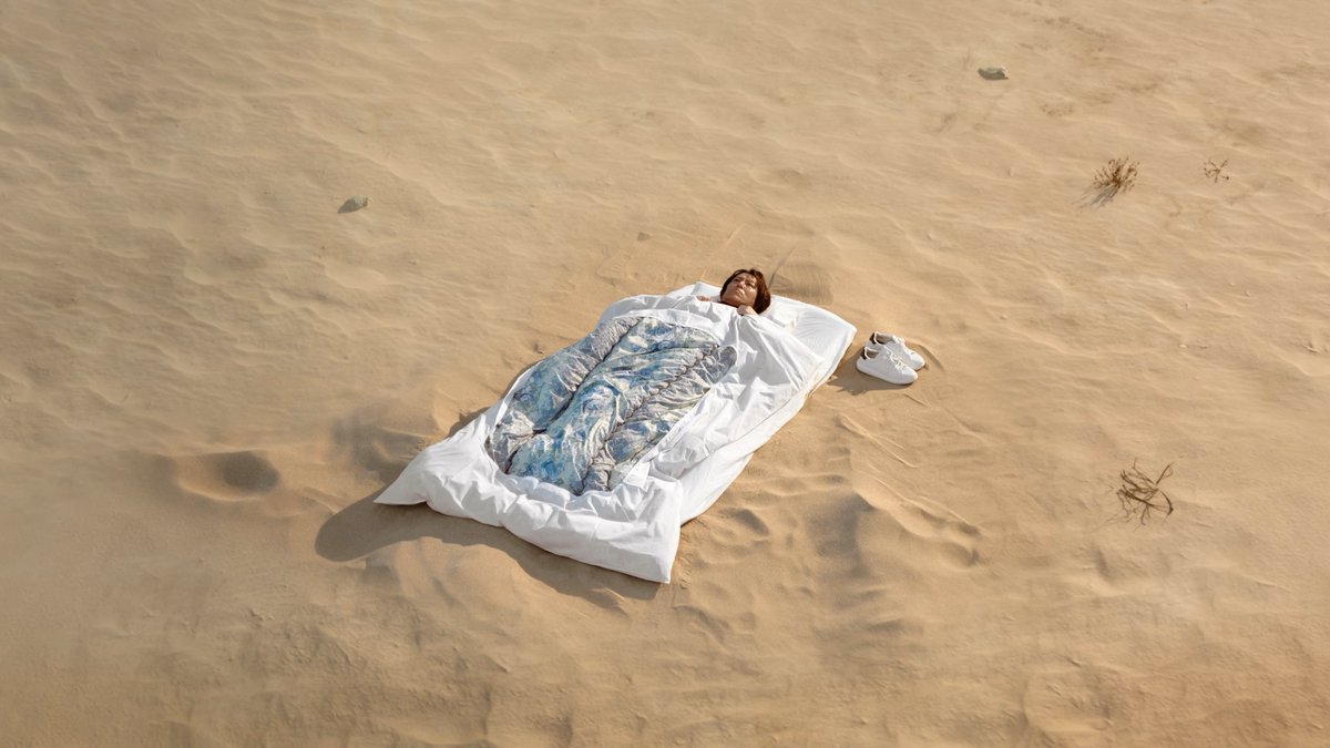 この砂漠は一体…？
明日11時、公開。
主演：狩野英孝