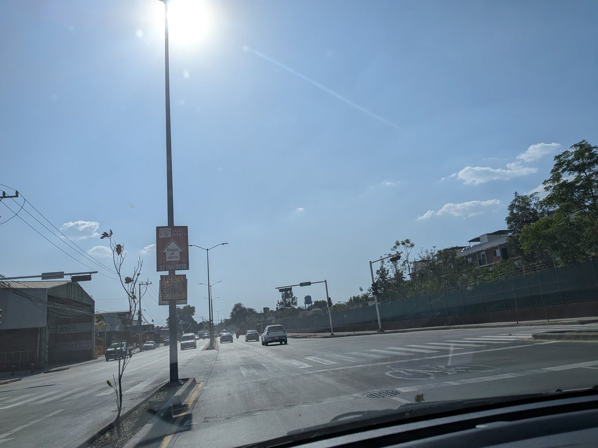ArechigaLD's tweet photo. @GobiernoJalisco @TransporteJal @PabloLemusN @GobiernoJalisco todavía faltan muchos pendientes sobre camino real, como el semáforo entre la calle Real de bancos y camino real que genera caos y choques porque no funciona todavía. https://t.co/bE7CTs6sUz