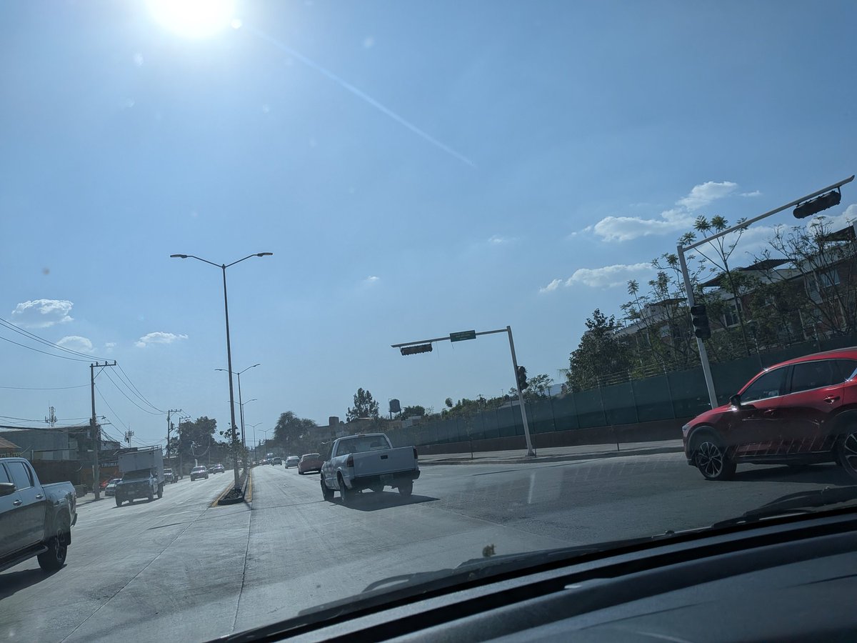 ArechigaLD's tweet photo. @GobiernoJalisco @TransporteJal @PabloLemusN @GobiernoJalisco todavía faltan muchos pendientes sobre camino real, como el semáforo entre la calle Real de bancos y camino real que genera caos y choques porque no funciona todavía. https://t.co/bE7CTs6sUz