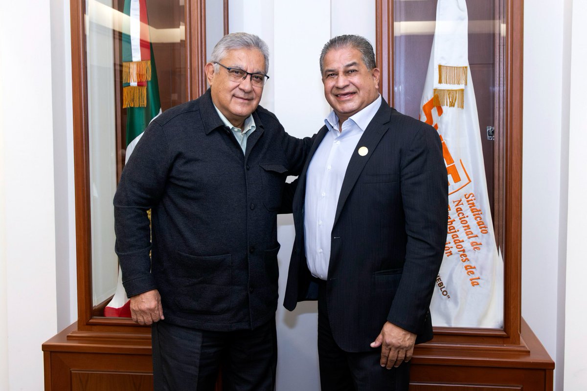 📙En reunión de trabajo, el Srio. Gral. del #SNTE, Mtro. Alfonso Cepeda Salas, y el dirigente de <a href="/Snte12Durango/">Snte12Durango</a>, Prof. Alfonso Herrera García, dialogaron sobre las demandas de los agremiados en la entidad. Acordaron rutas de solución y refrendaron la unidad sindical.🤝