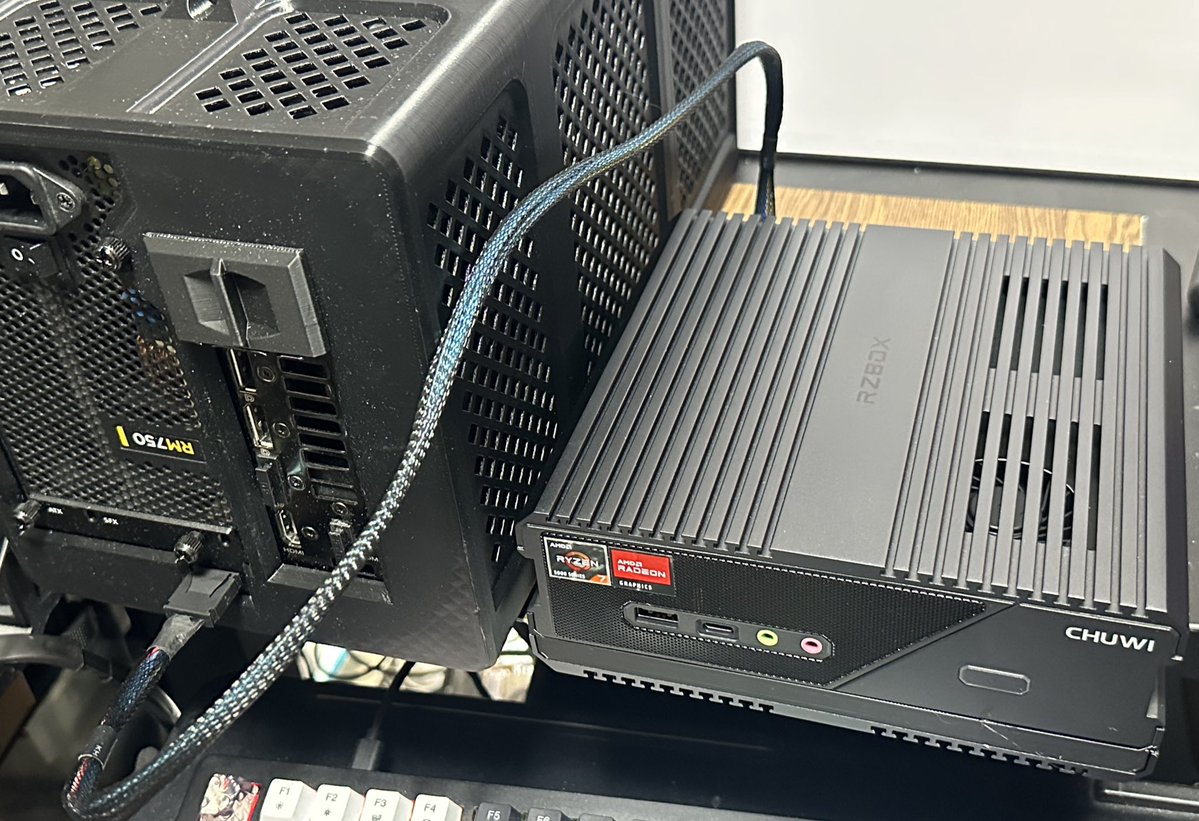 trinity33r's tweet image. CHUWI RZ-BOXにoculinkポート増設と背の高いSSDヒートシンクが装着できるブラケットを作成しました
多少本体の厚みが増しますが外見に違和感がなく
oculinkでeGPUを増設できるのは便利です