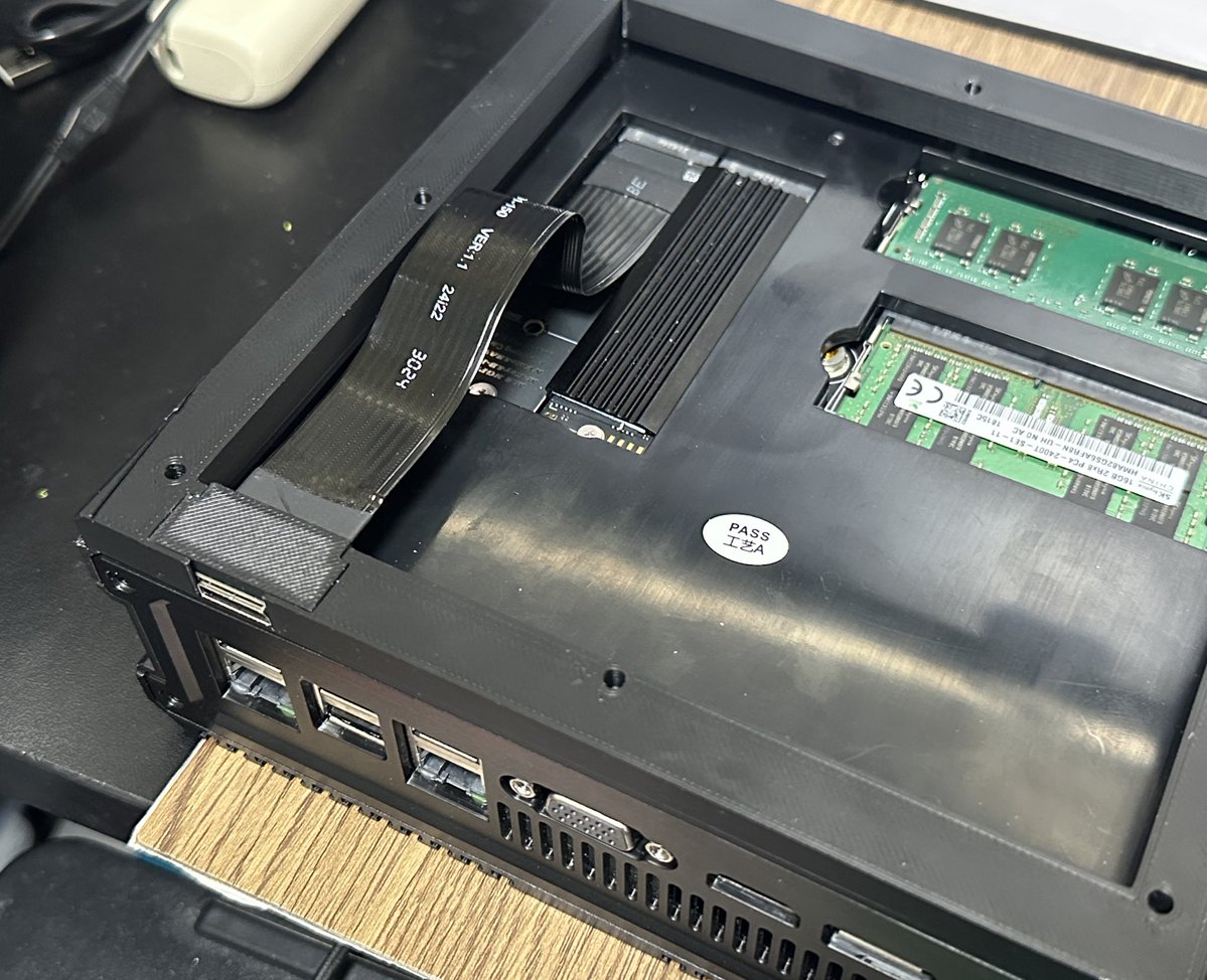 trinity33r's tweet image. CHUWI RZ-BOXにoculinkポート増設と背の高いSSDヒートシンクが装着できるブラケットを作成しました
多少本体の厚みが増しますが外見に違和感がなく
oculinkでeGPUを増設できるのは便利です