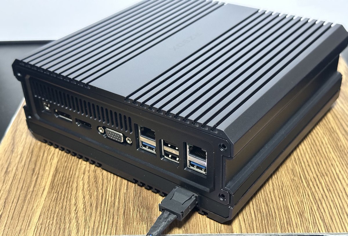 trinity33r's tweet image. CHUWI RZ-BOXにoculinkポート増設と背の高いSSDヒートシンクが装着できるブラケットを作成しました
多少本体の厚みが増しますが外見に違和感がなく
oculinkでeGPUを増設できるのは便利です