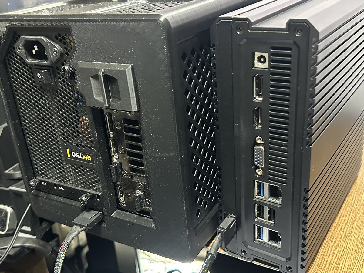 trinity33r's tweet image. CHUWI RZ-BOXにoculinkポート増設と背の高いSSDヒートシンクが装着できるブラケットを作成しました
多少本体の厚みが増しますが外見に違和感がなく
oculinkでeGPUを増設できるのは便利です
