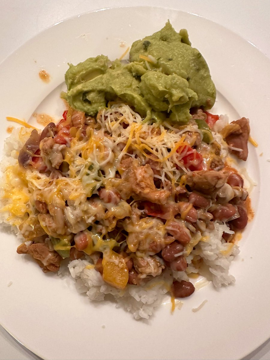 free_style_chef's tweet image. Fajita burrito bowls for a dinner win!

Rice topped with taco seasoning prepared chicken &amp;amp; peppers &amp;amp; pinto beans. There’s also melted cheese and a healthy amount of pineapple habanero guacamole to go with it. 

#twittersupperclub #avocado