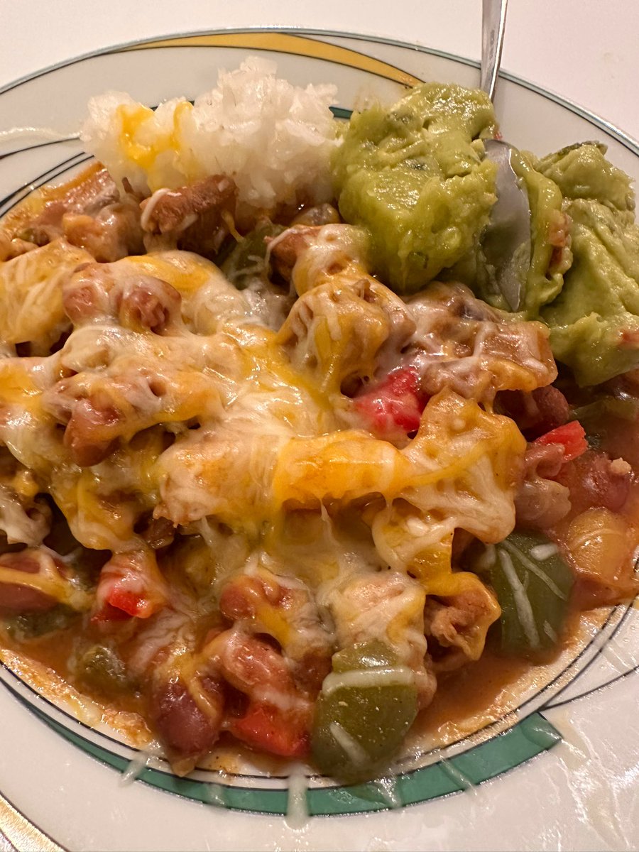 free_style_chef's tweet image. Fajita burrito bowls for a dinner win!

Rice topped with taco seasoning prepared chicken &amp;amp; peppers &amp;amp; pinto beans. There’s also melted cheese and a healthy amount of pineapple habanero guacamole to go with it. 

#twittersupperclub #avocado