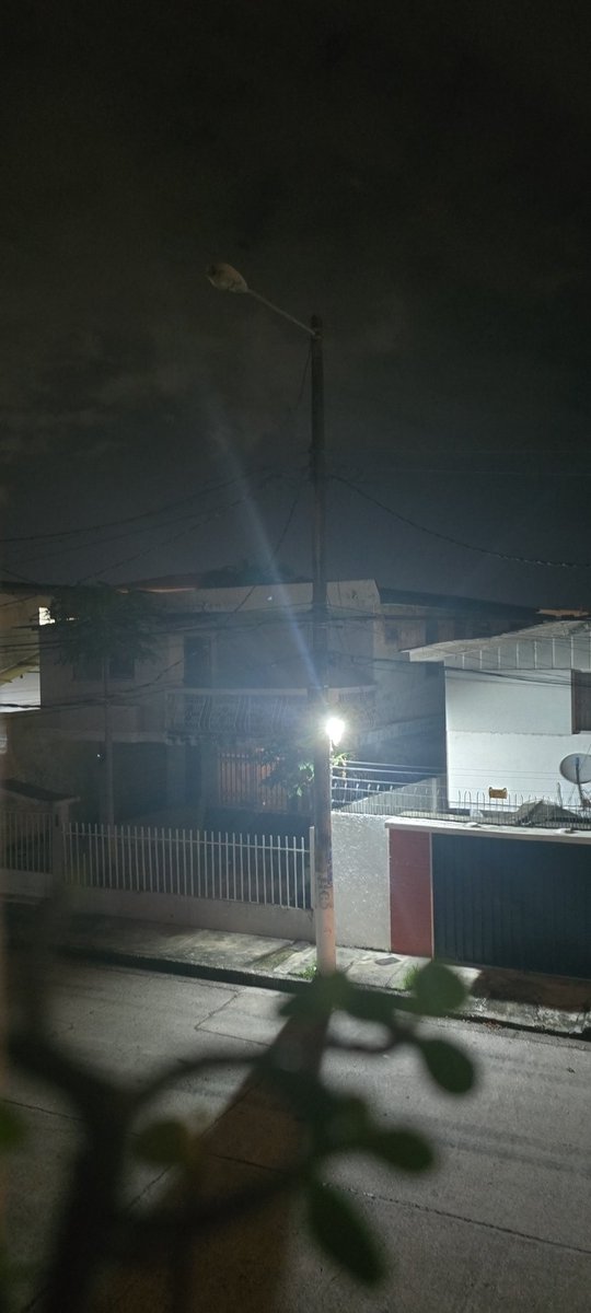 ChinaMonse's tweet photo. Por favor @CNEL_EP @servicioscnelep tiene meses quemada esta ilumaria el sector en oscuridad por favor su atencion inmediata @Daltonalva https://t.co/YMvQLhArKz