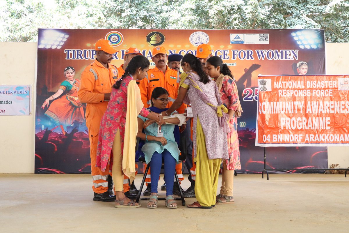 04NDRF's tweet image. 04 BN NDRF (A), Tiruppur (FAMEX), conducted a Community Awareness Programme at Kumaran Women’s College, Tiruppur, Tamil Nadu, training 330 participants in disaster preparedness, first aid, CPR, flood safety, and CBRN awareness.

#NDRF #04BnNDRF #CAP #CommunityAwareness #Disaster