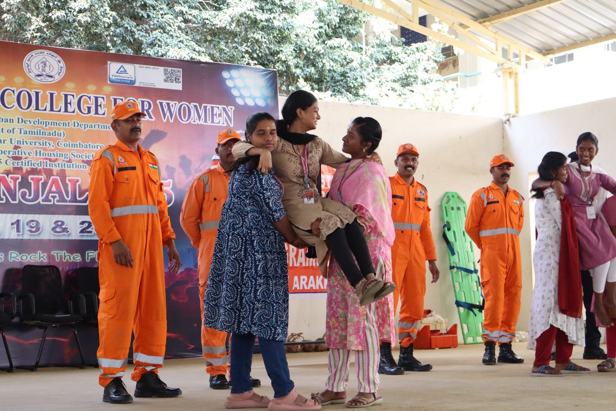 04NDRF's tweet image. 04 BN NDRF (A), Tiruppur (FAMEX), conducted a Community Awareness Programme at Kumaran Women’s College, Tiruppur, Tamil Nadu, training 330 participants in disaster preparedness, first aid, CPR, flood safety, and CBRN awareness.

#NDRF #04BnNDRF #CAP #CommunityAwareness #Disaster