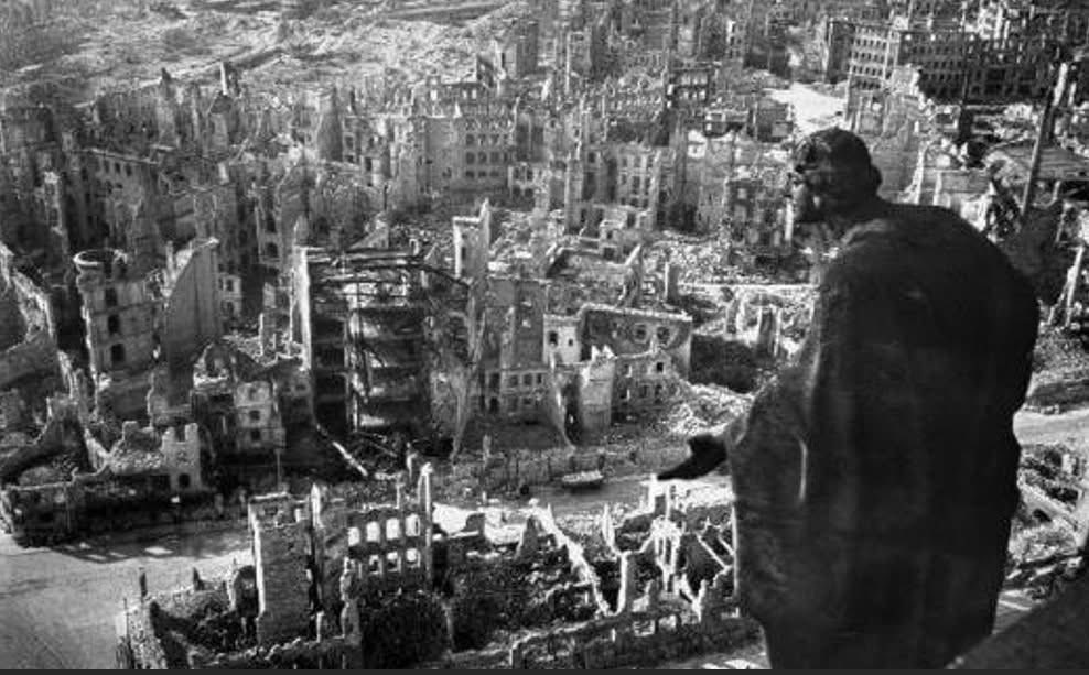 Nie_mehr_Krieg's tweet photo. 1 Kerze für mein Dresden. Niemals vergessen. https://t.co/g5fIGUK0dD