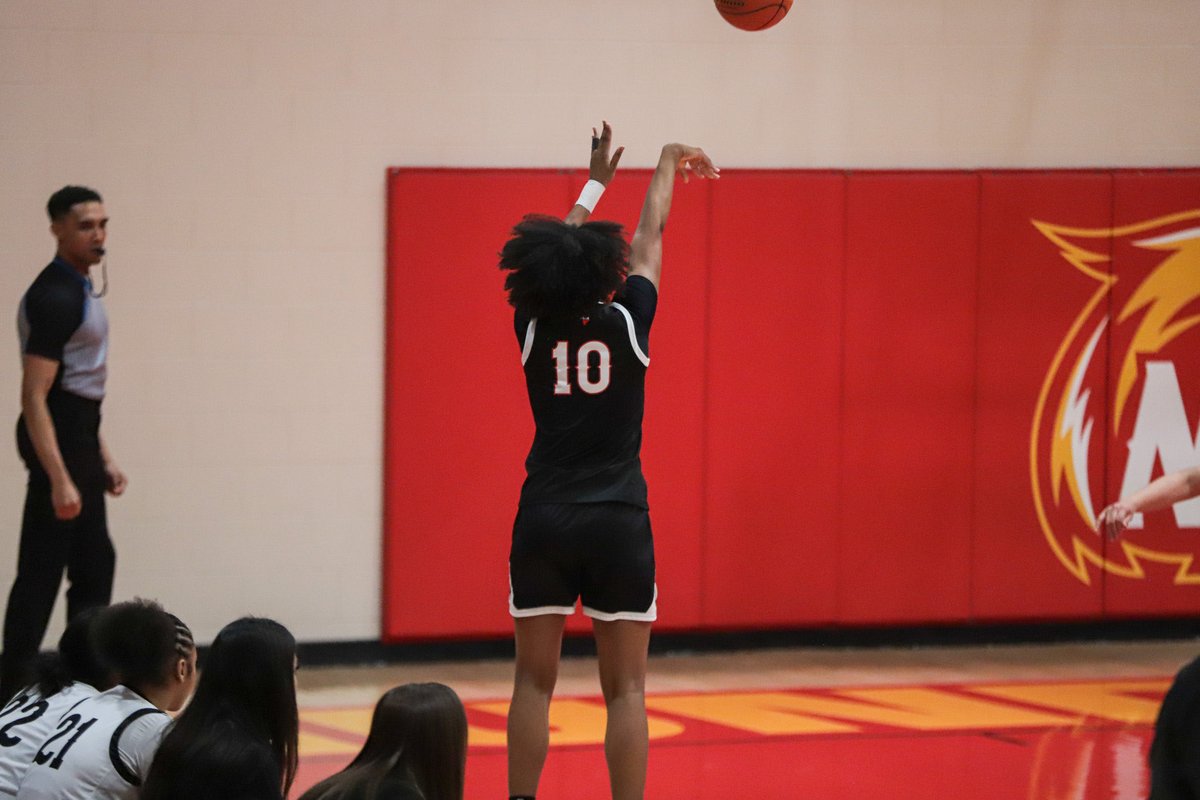 hchawkwbb's tweet photo. Lady Hawks are hot from the three in the first half 😮‍💨

46-33 lead over NMJC at halftime ✅ https://t.co/ye3wV94SQr