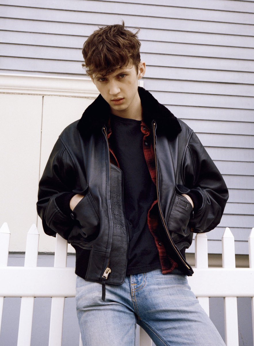 updatetroyebr's tweet photo. CLASH Magazine sobre o “Blue Neighbourhood”

— “Blue Neighbourhood era mais do que apenas um álbum de synth-pop temperamental com letras lindamente poéticas… era um mundo para o qual os fãs podiam desaparecer… https://t.co/6PJwoIqZF8
