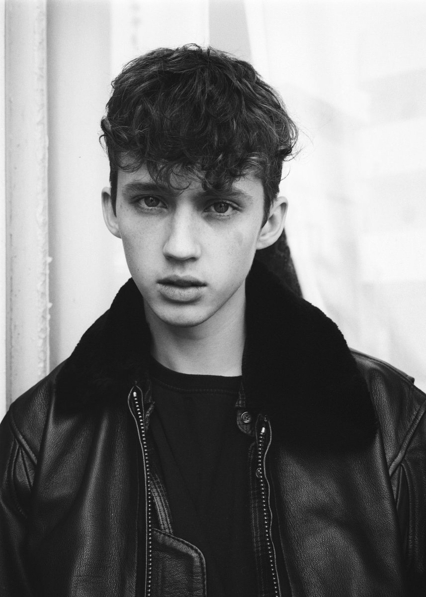 updatetroyebr's tweet photo. CLASH Magazine sobre o “Blue Neighbourhood”

— “Blue Neighbourhood era mais do que apenas um álbum de synth-pop temperamental com letras lindamente poéticas… era um mundo para o qual os fãs podiam desaparecer… https://t.co/6PJwoIqZF8
