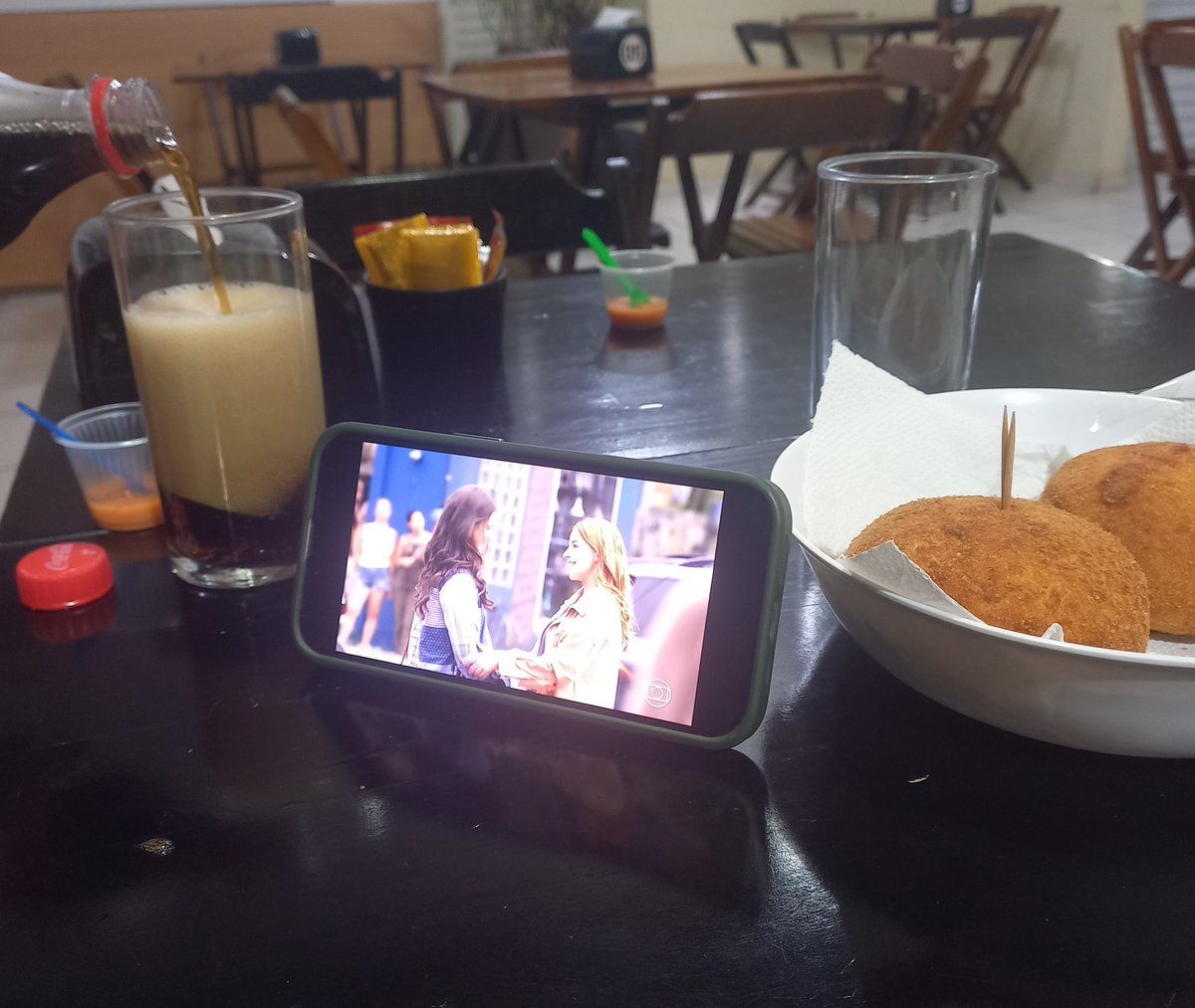 lifeoutofseries's tweet image. quando eu tô na rua mas já deu 21:20