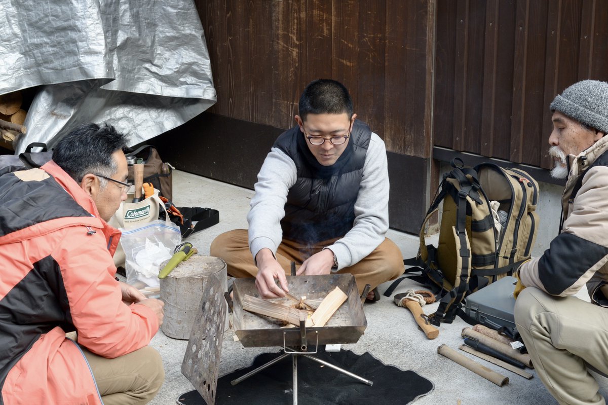 サボってるのではない。

ワークショップで行う火起こし練習中😀