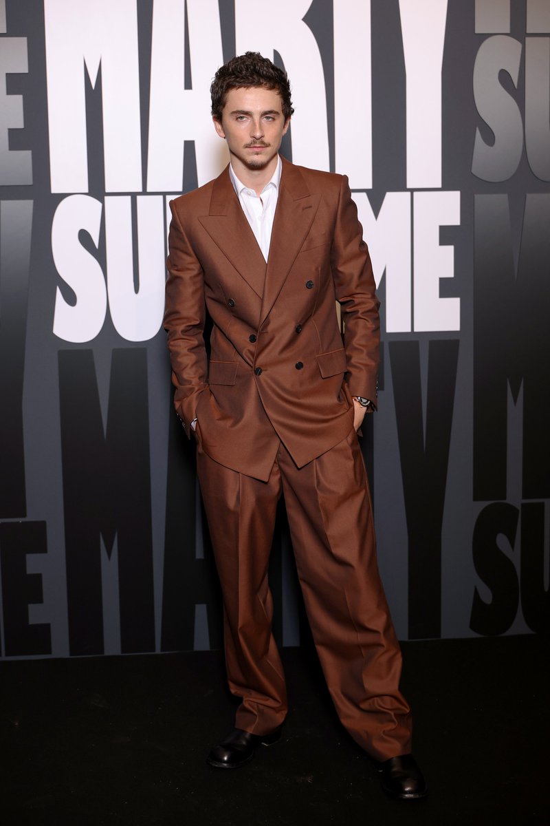 ティモシー・シャラメがブラウンのウールダブルブレストジャケットに