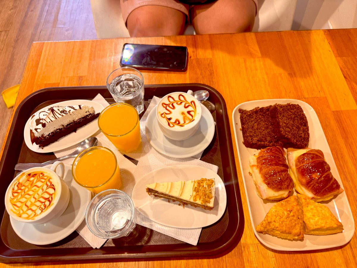 hoy merendé en la cafetería más deli del mundo 😁💕💕