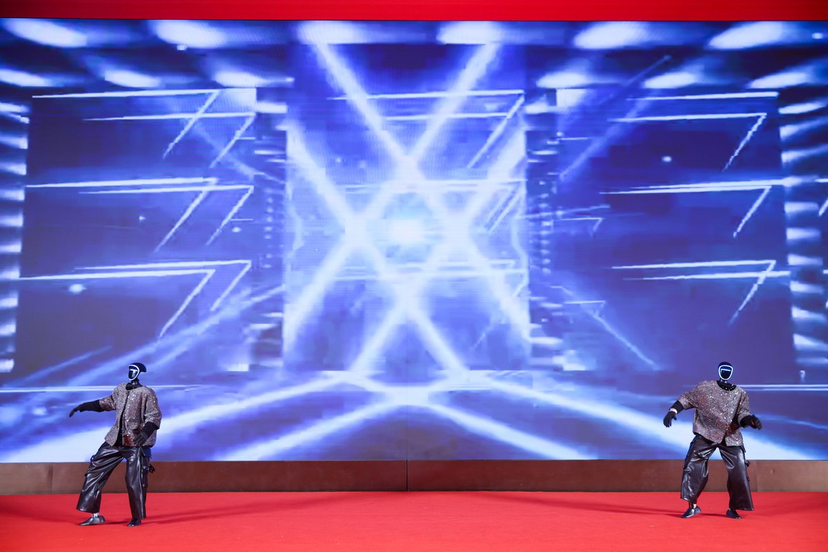 LOPAL_OFFICIAL's tweet image. Robots took the stage at LOPAL . 
Not just for the ‘wow’ factor — but because the future of lubricants is smart, connected, and powered by AI.
Welcome to the new industrial revolution. We’ve been coding for it. 
#LOPAL #AI #TechMeetsTraction #Lubricants #Innovation