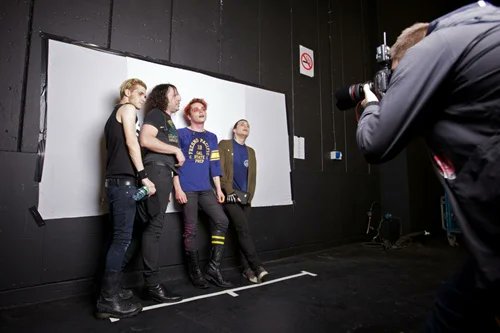 FrankOnThisDay's tweet photo. Also on this day but in 2011: 

My Chemical Romance played in Birmingham. Photographer Tom Oldham shot the band 1 min before stage and 1 min afterward for his on:off series.  Frank holding up the photos of his twins just Kills me 🥹 https://t.co/fUF03Q0Xuw