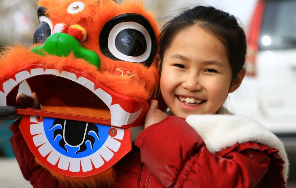 📸😃Captured two adorable kids among the Yumen #Shehuo rehearsal crowd.#chinesenewyear #YearOfTheHorse #festivevibe #kids