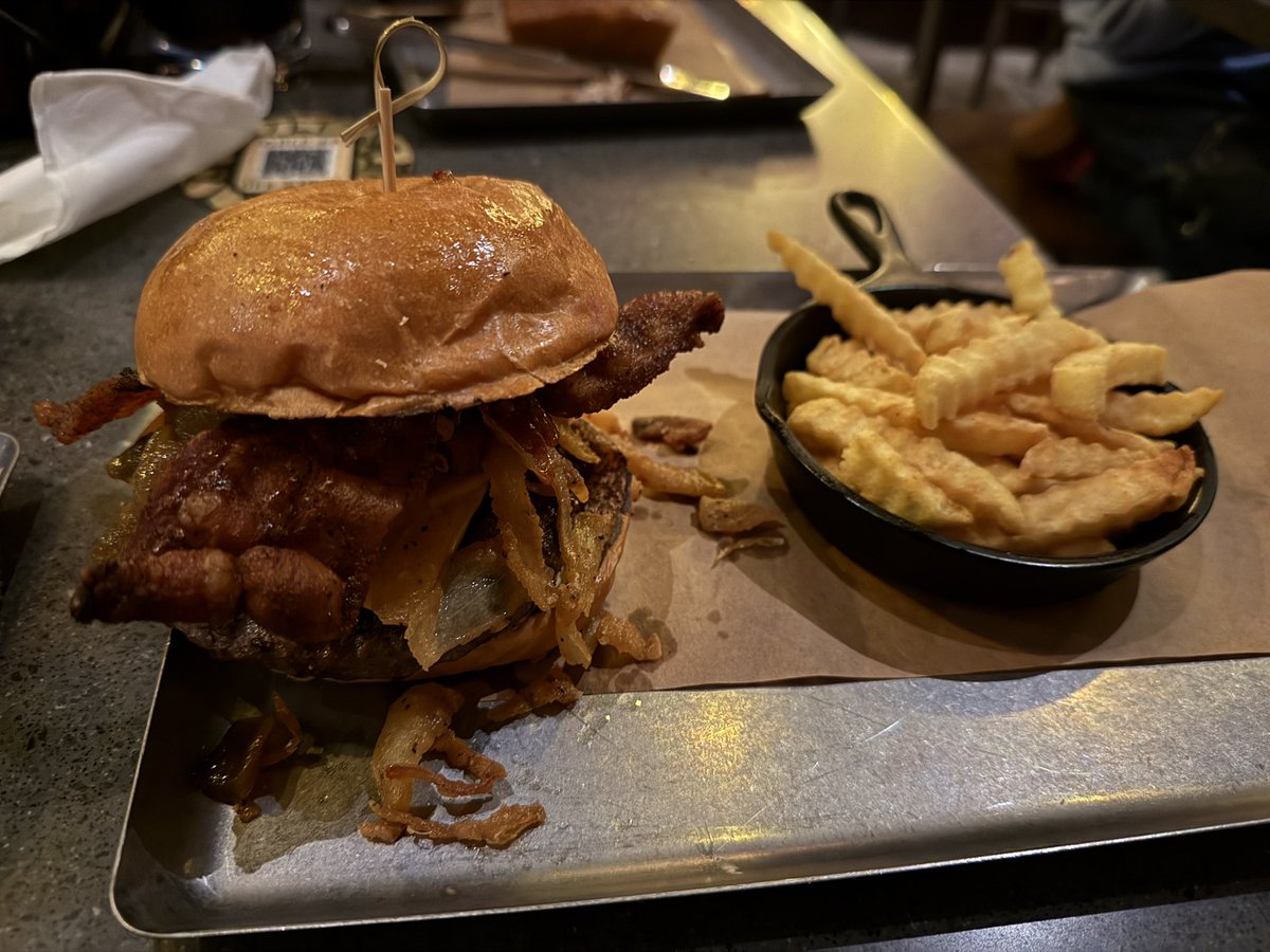 Oak and Star Tavern out here giving me the best cheeseburger I’ve ever had in a theme park <a href="/UniversalORL/">Universal Orlando Resort</a> #UOfistbump