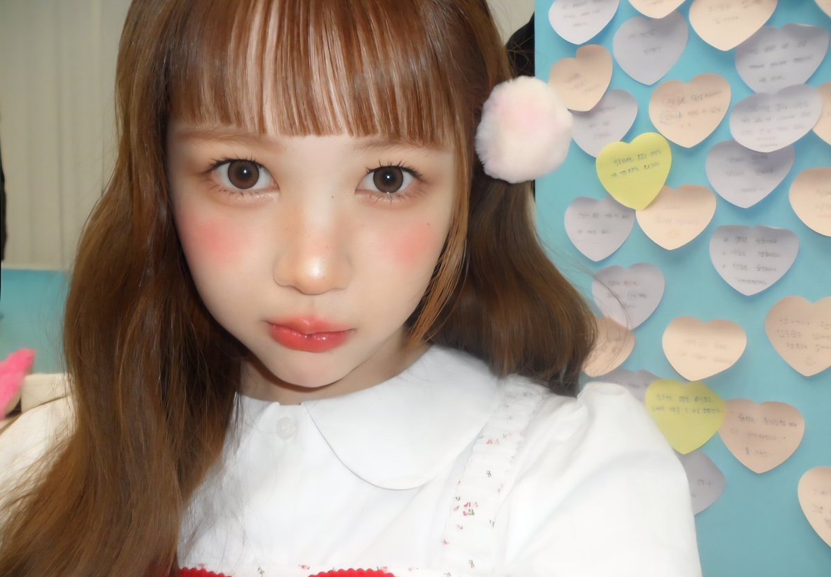 ESSA eh a idol que vcs tanto implicam com a aparência pqp menina perfeitinha