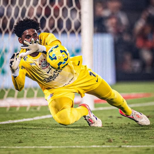 coringoatt's tweet image. 🧤| Hugo Souza (27 anos) se tornou o TERCEIRO GOLEIRO COM MAIS PÊNALTIS DEFENDIDOS na história do Corinthians!

🥇 Cássio Ramos (32) [712 jogos]
🥈 Ronaldo Giovanelli (27) [602 jogos]
🥉 HUGO SOUZA (11) [99 jogos] 🆙
🥉 Gylmar dos Santos (11) [397 jogos]

— Com 298 jogos a menos,…