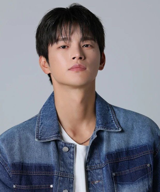 #JungSooJung and #SeoInGuk reportedly to star in upcoming webtoon based modern fantasy drama "The Office Worker Who Sees Fate."

Synopsis : Office Worker Who Sees Fortune" is a fantasy modern drama about a girl born with the fate of becoming a shaman and wreaking havoc on the