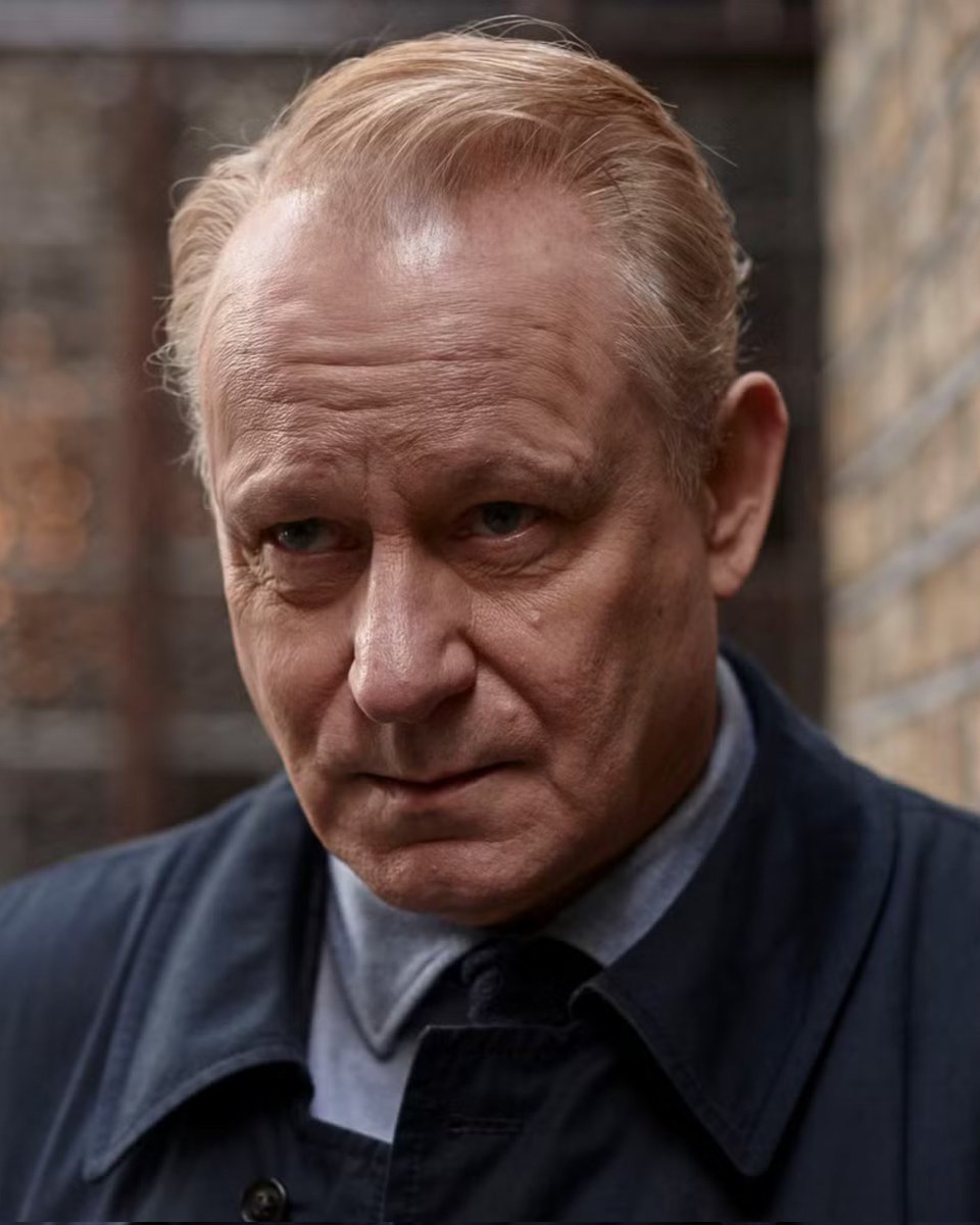 De acordo com o <a href="/TheInSneider/">Jeff Sneider</a> 

Stellan Skarsgård recusou o papel de Christopher Dent - pai de Harvey Dent - em #TheBatman2 

O papel também foi oferecido a Brad Pitt, mas ele também recusou