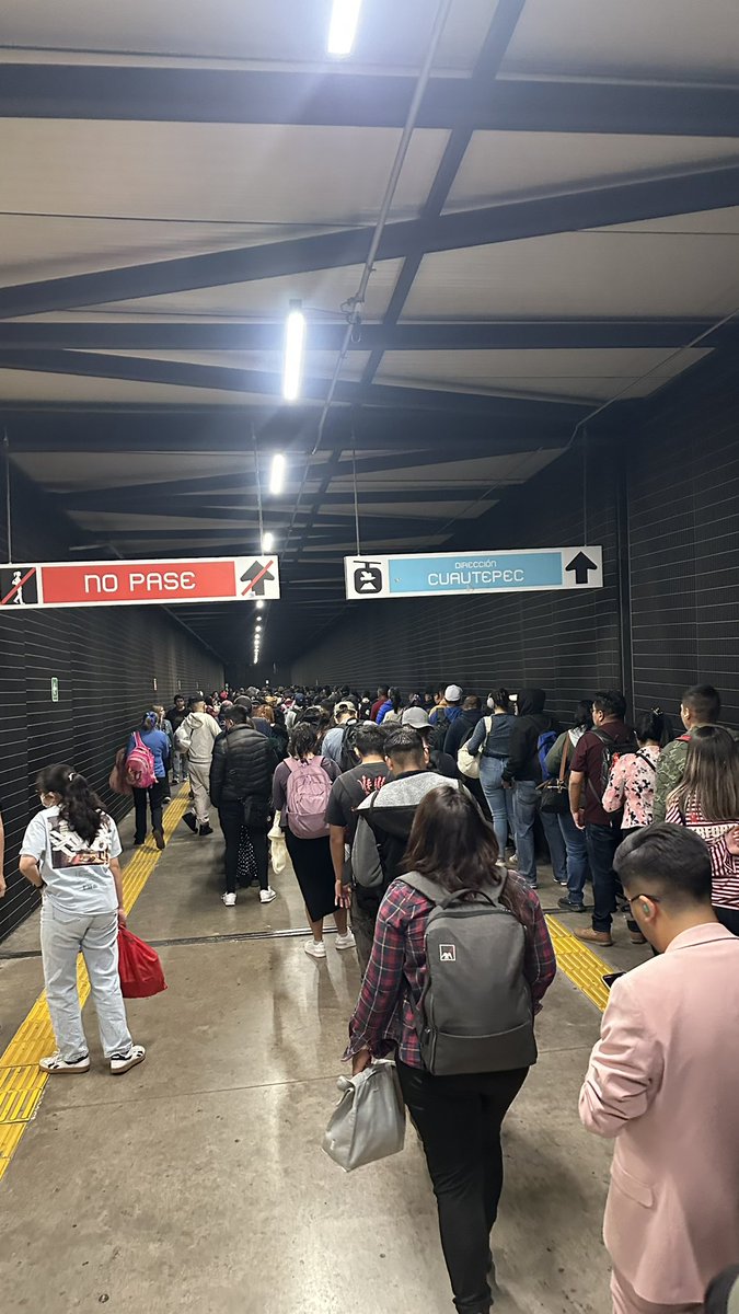 Así de saturado #L1 del  <a href="/MICablebusCDMX/">Cablebús CDMX</a>, a pocos años de su inauguración se viven las consecuencias de un transporte saturado, limitado por su misma capacidad de transportación. Urgen alternativas de transporte masivo que cumpla la demanda de usuarios <a href="/LaSEMOVI/">Secretaría de Movilidad CDMX</a>